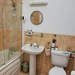 בית אירוח With Free Parking Private In Shared Flat